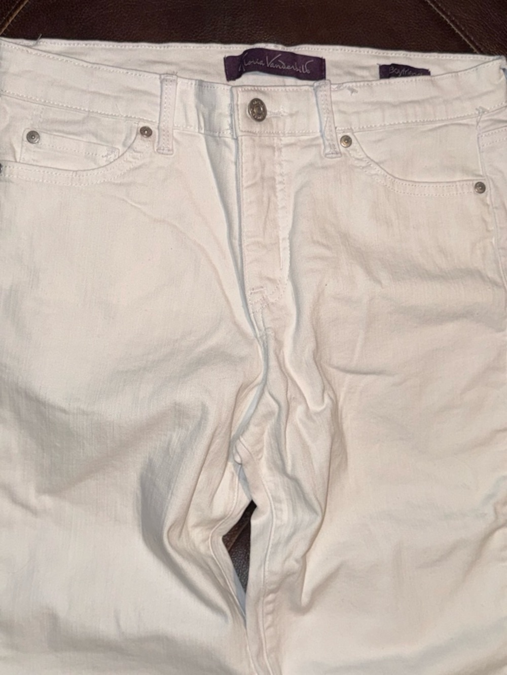 Gloria Vanderbilt Womenโs Straight Jeans in White